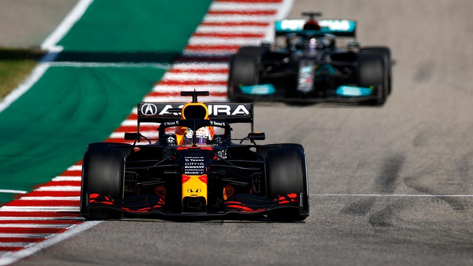 
                <strong>Die aktuelle Form</strong><br>
                Bei den vergangenen vier Rennen siegte zwei Mal Verstappen und zwei Mal Hamilton. Ganz so ausgeglichen ist die Form aber in Wirklichkeit nicht. Seitdem der Brite einen neuen Motor bekommen hat, fährt er seinem Kontrahenten mitunter davon. Zuletzt hatte der Niederländer in Brasilien und Katar nicht wirklich eine Chance. Das Momentum liegt ganz klar auf der Seite des Mercedes-Piloten. Vorteil für Hamilton! 1:1.
              