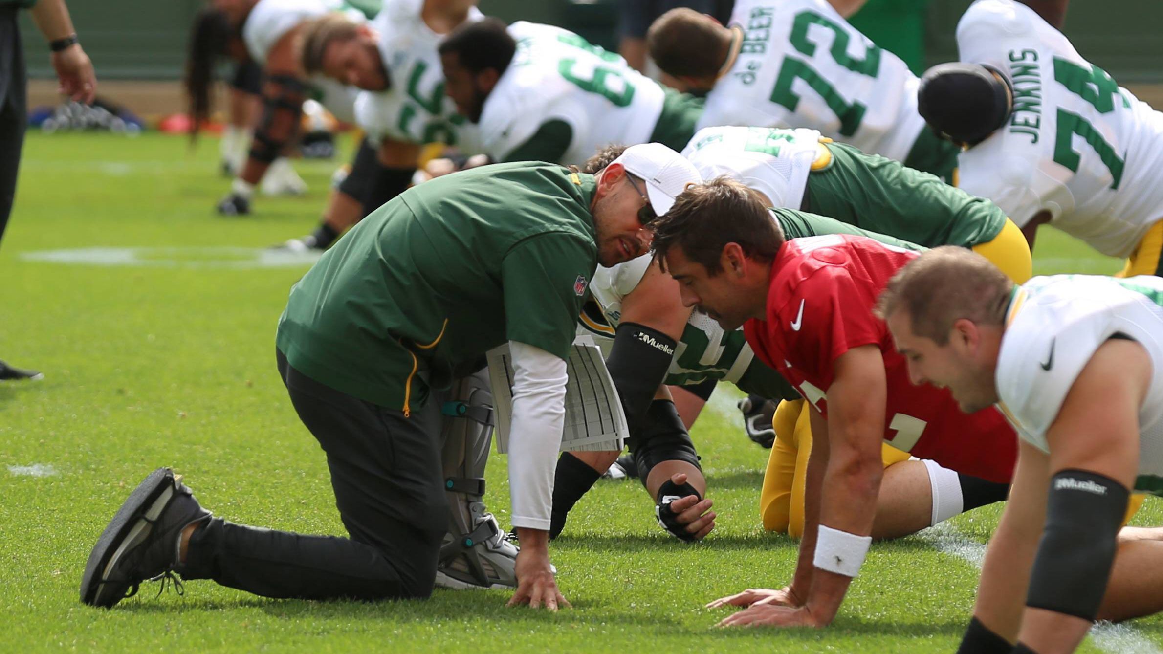 
                <strong>Corona-Protocol: Ablauf der Training Camps</strong><br>
                Gewerkschaftspräsident JC Tretter erläuterte den Vorschlag der Spielervertretung, der, wie er sagte, aus Gesprächen mit Ärzten hervorgegangen sei. Die Spieler fordern 21 Tage Kraft- und Konditionstraining, gefolgt von zehn Tagen Training ohne Pads und dann 14 Tage "Kontakt-Akklimatisierungsprozess", in dem Übungen mit entsprechender Ausrüstung durchgeführt werden.
              