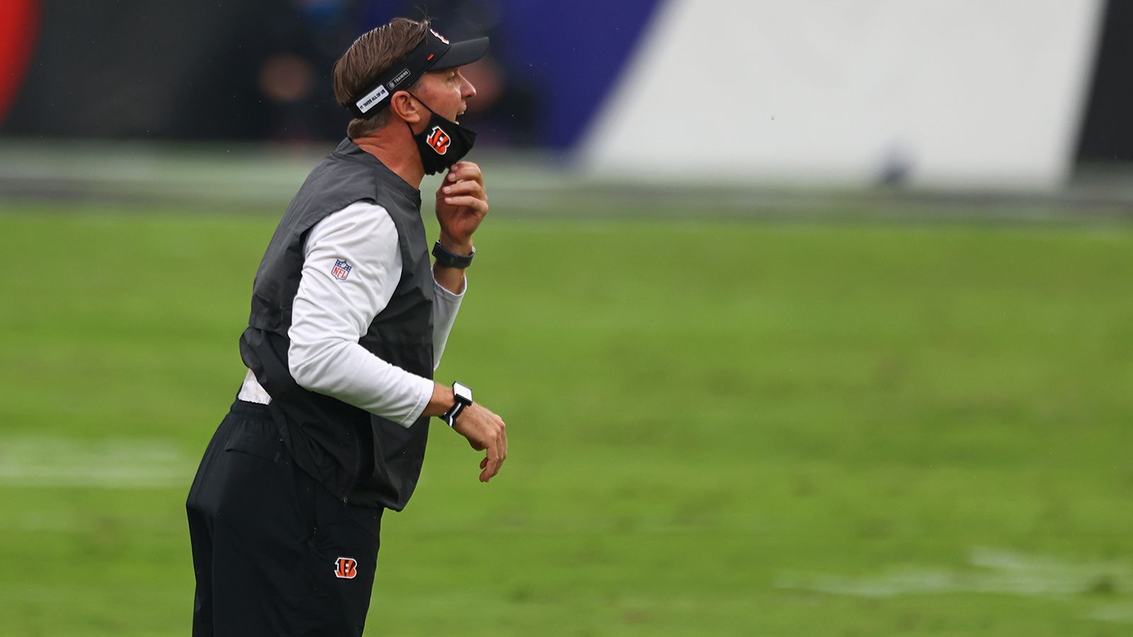 
                <strong>Lou Anarumo (Defensive Coordinator, Cincinnati Bengals)</strong><br>
                In seiner elften Saison als NFL-Coach stellt Lou Anarumo erneut eine gute Defensive. Der 56-Jährige fällt besonders durch seine Kniffe auf. Im letztjährigen Playoff-Spiel gegen die Chiefs setzte er regelmäßig nur drei Pass Rusher ein, ein vierter behielt Patrick Mahomes als Quarterback-Spion im Blick. Mahomes verzweifelte an den vielen verschiedenen Defensiv-Konzepten, die Anarumo mit acht Verteidigern in Coverage auspackte. Beim Comeback-Sieg gegen Brady und die Buccaneers setzte er in der zweiten Halbzeit vermehrt auf Manndeckung und kreative Blitz-Formationen, die Brady zögern ließen und letztlich die Offensive aushebelten. 
              
