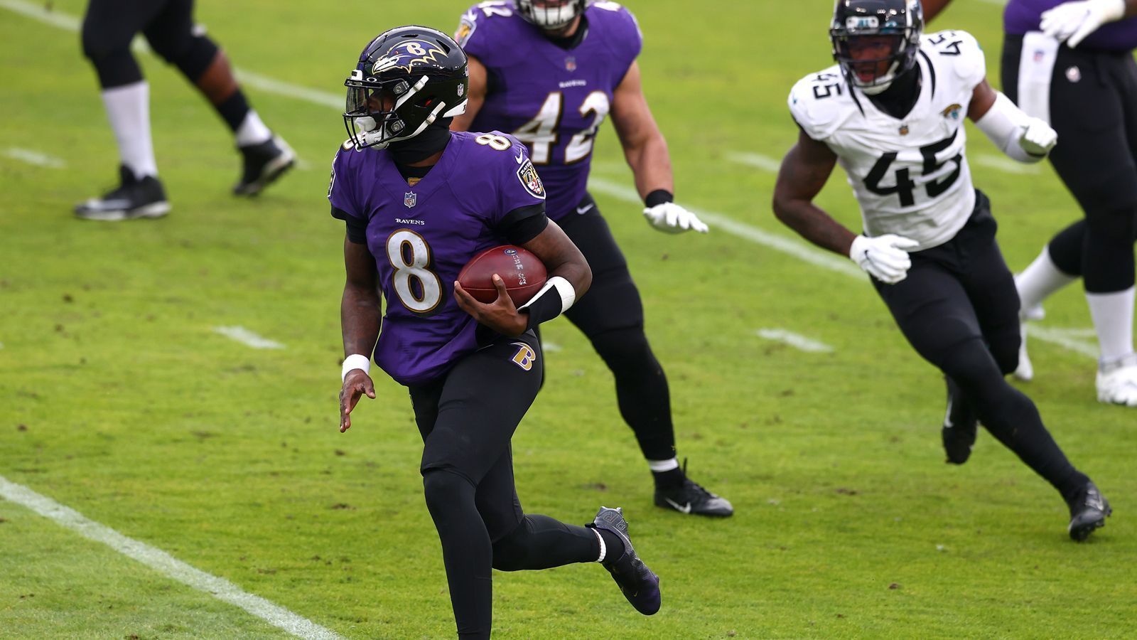 
                <strong>Erster Quarterback mit 1.000 Lauf-Yards in zwei Saisons</strong><br>
                Ein Jahr nach seiner Rekordsaison könnte Lamar Jackson sich erneut in die Geschichtsbücher eintragen. Der Quarterback der Baltimore Ravens könnte als erster Spielmacher in zwei Saisons für 1.000 oder mehr Yards zu laufen. Im vergangenen Jahr hatte er 1.206 Yards und steht nun vor dem Duell bei den Cincinnati Bengals bei 908 Lauf-Yards. Dafür muss er jedoch häufiger laufen als im letzten Duell der beiden Teams, wo er nur zweimal für insgesamt drei Yards lief.
              