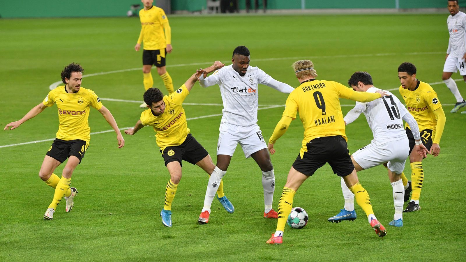 
                <strong>Marcus Thuram</strong><br>
                Ist bei den ersten beiden Großchancen maßgeblich beteiligt – und zwar in beiden Strafräumen! Muss nach zwei Minuten das 1:0 machen, lässt die Kugel aber aus wenigen Metern am Pfosten vorbeikullern. Nach neun Minuten dann mit einem Aussetzer im eigenen Sechzehner, als er Reus per Kopf eine Riesenchance auflegt. Auch in der Folge zwar emsig und mit vielen Aktionen, in letzter Konsequenz aber oft unglücklich oder der falschen Entscheidung. Stark beim vermeintlichen Führungstreffer, aber hauchzart im Abseits (45.). Eine Viertelstunde vor dem Ende ausgewechselt. ran-Note: 3
              