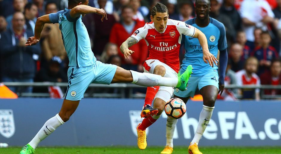 
                <strong>Hector Bellerin</strong><br>
                Für Hector Bellerin lief es beim FC Arsenal in der Saison 2016/2017 rund: Neben einem langfristigen Millionen-Vertrag sackte der Spanier mit den "Gunners" auch den FA-Cup durch einen Finalsieg über den FC Chelsea ein. Dabei sorgte er jedoch für Stirnrunzeln - nicht mit seiner Leistung, sondern mit der gewöhnungsbedürftigen Haarpracht.
              