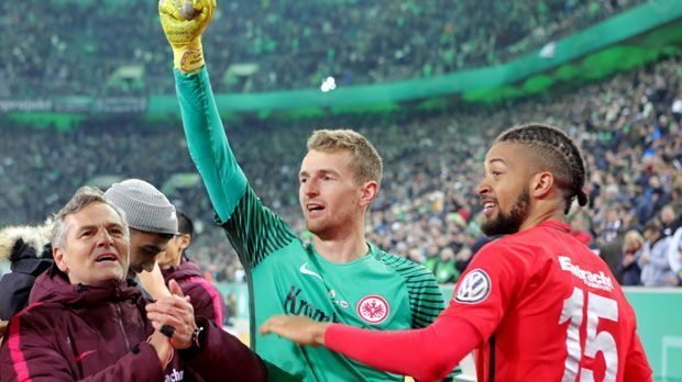 
                <strong>Elfmeterkiller Hradecky führt Frankfurt ins Finale</strong><br>
                Lukas Hradecky kann Pokal: Der Elfmeter-Killer hielt die Hessen gleich in mehreren Spielen im Wettbewerb: In der ersten Runde gegen Magdeburg wehrte der 27-Jährige gleich drei Schüsse vom Punkt ab, im Achtelfinale gegen Hannover hielt er einen Strafstoß in der Nachspielzeit und auch gegen Bielefeld und im Halbfinale gegen Gladbach verließ der Finne als Matchwinner den Platz. Bei Strafstoß-Entscheidungen und im Elfmeterschießen hat die Eintracht die besseren Karten.
              