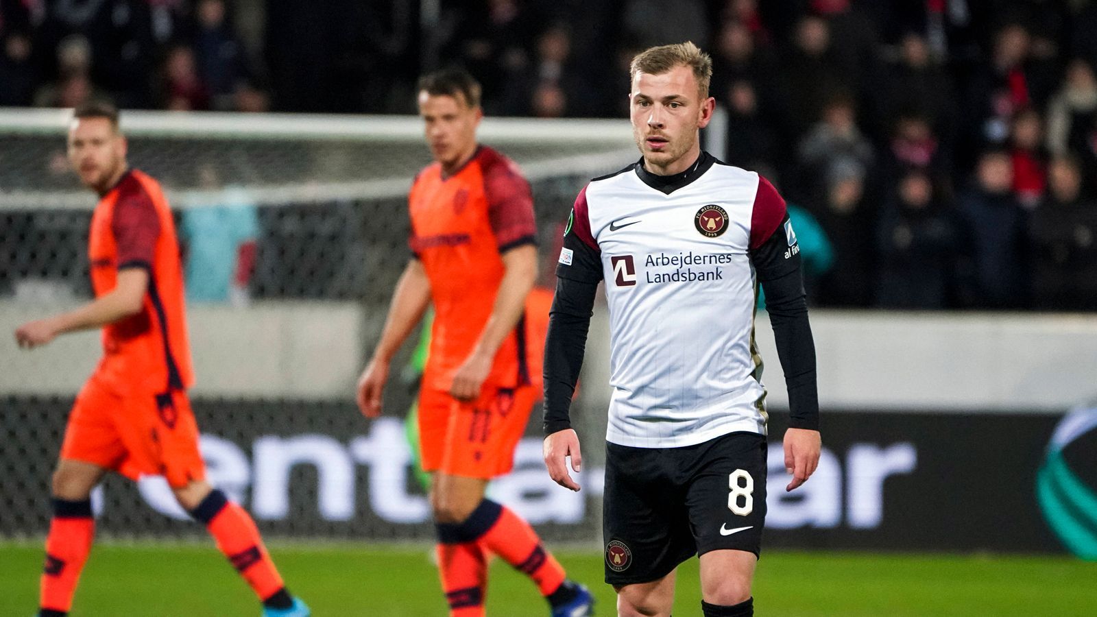 
                <strong>FC Midtjylland (2022)</strong><br>
                Doch auch der Gang nach Skandinavien war für Meyers Karriere nicht förderlich. Zwar versuchte sich der Klub für die UEFA Conference League zu qualifizieren, wobei Meyer in beiden Qualifikationsspielen zum Einsatz kam, insgesamt spielte er aber auch bei den Dänen nur 13 Spiele. Als Einwechselspieler kam er auf durchschnittlich 38 Minuten Spielzeit pro Partie. Nach seinem Leih-Ende im Sommer kehrte er zunächst zu Fenerbahce Istanbul zurück, wurde jedoch umgehend aussortiert und sein Vertrag schließlich aufgelöst.
              