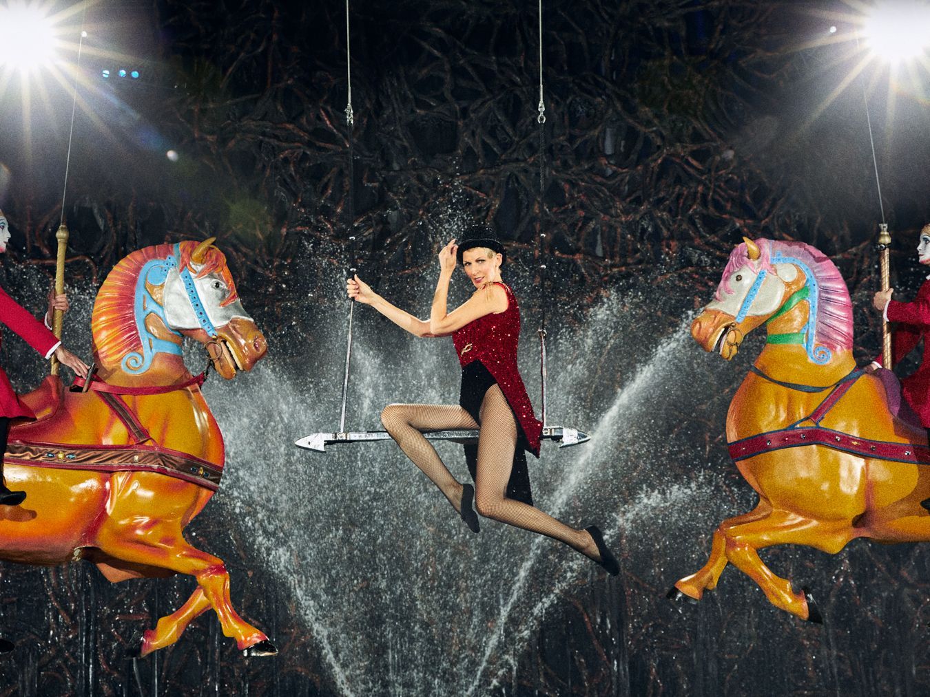 Nach anfänglichen Bedenken über die Höhe des Trapezes kann Nicole mit vielen schönen Posen von sich überzeugen und erhält für ihre Leistung beim "Cirque du Soleil"-Fotoshooting gute Kritik von Heidi Klum: "Ich finde, du hast super viel angeboten."