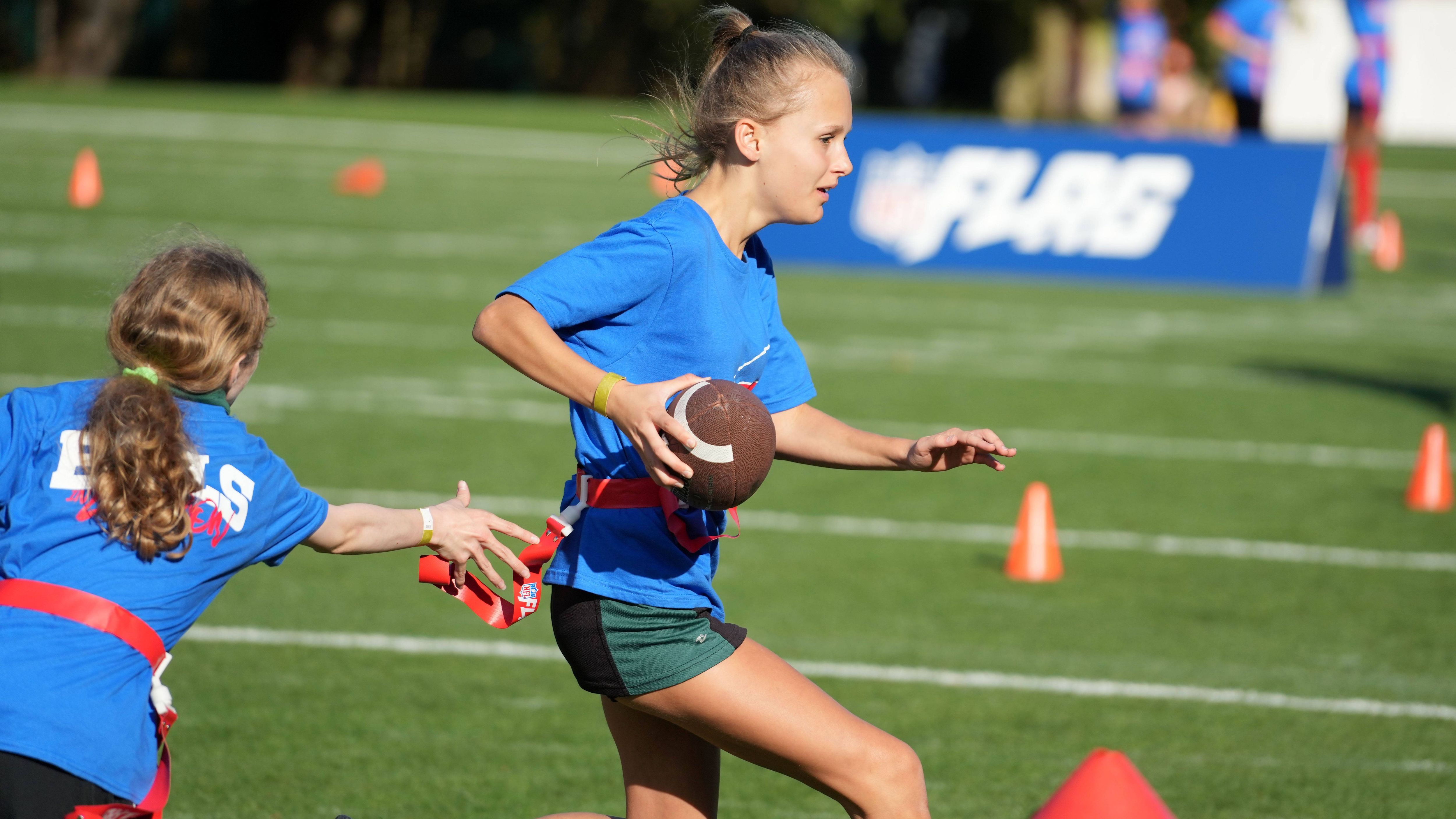 <strong>Flag Football</strong><br>Passend zu den Olympischen Spielen 2028 in den USA soll nach Zustimmung es IOC-Exekutiv-Komitees Football ins Programm für Los Angeles aufgenommen werden. Allerdings nicht die klassische Variante, wie man sie aus der NFL kennt, sondern das sogenannte Flag Football. Der größte Unterschied: Beim Flag Football ist kein Körperkontakt erlaubt.&nbsp;