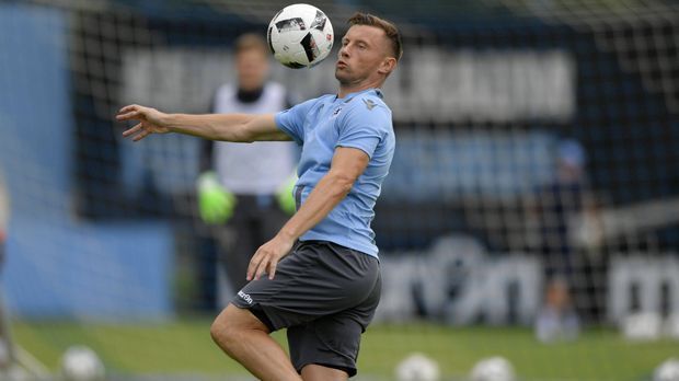 
                <strong>Ivica Olic (1860 München)</strong><br>
                Ivica Olic (1860 München): Die Münchner Löwen spielen seit 2004 in der 2. Bundesliga. Damit soll nun Schluss sein. Investor Hasan Ismaik bescherte dem neuen Coach Kosta Runjaic für die neue Saison einige prominente Neuzugänge. Einer von ihnen ist Stürmer Ivica Olic. Der Kroate kam ablösefrei vom Hamburger SV. Der 36-Jährige spielte bereits in München - allerdings für den Erzrivalen FC Bayern.
              