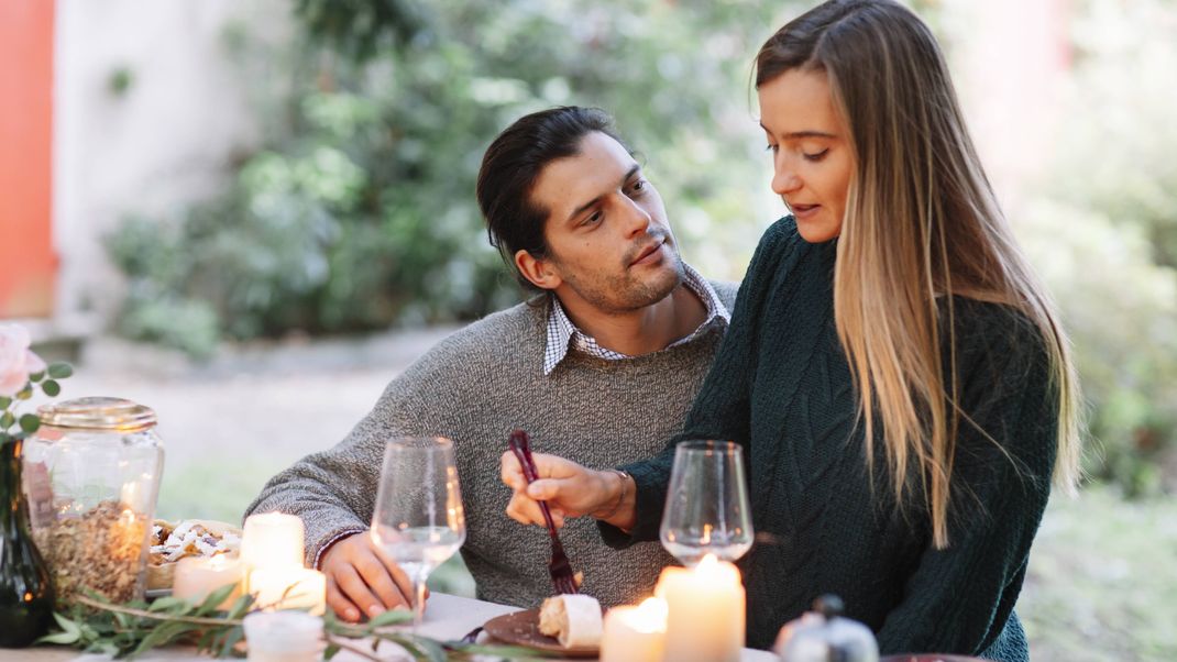 Fische-Männer überraschen ihre Partnerin oder ihren Partner gerne mit einem romantischen Essen.