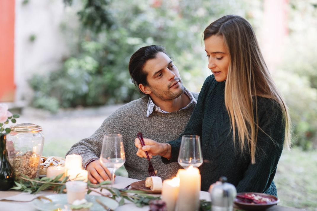 Fische-Männer überraschen ihre Partnerin oder ihren Partner gerne mit einem romantischen Essen.