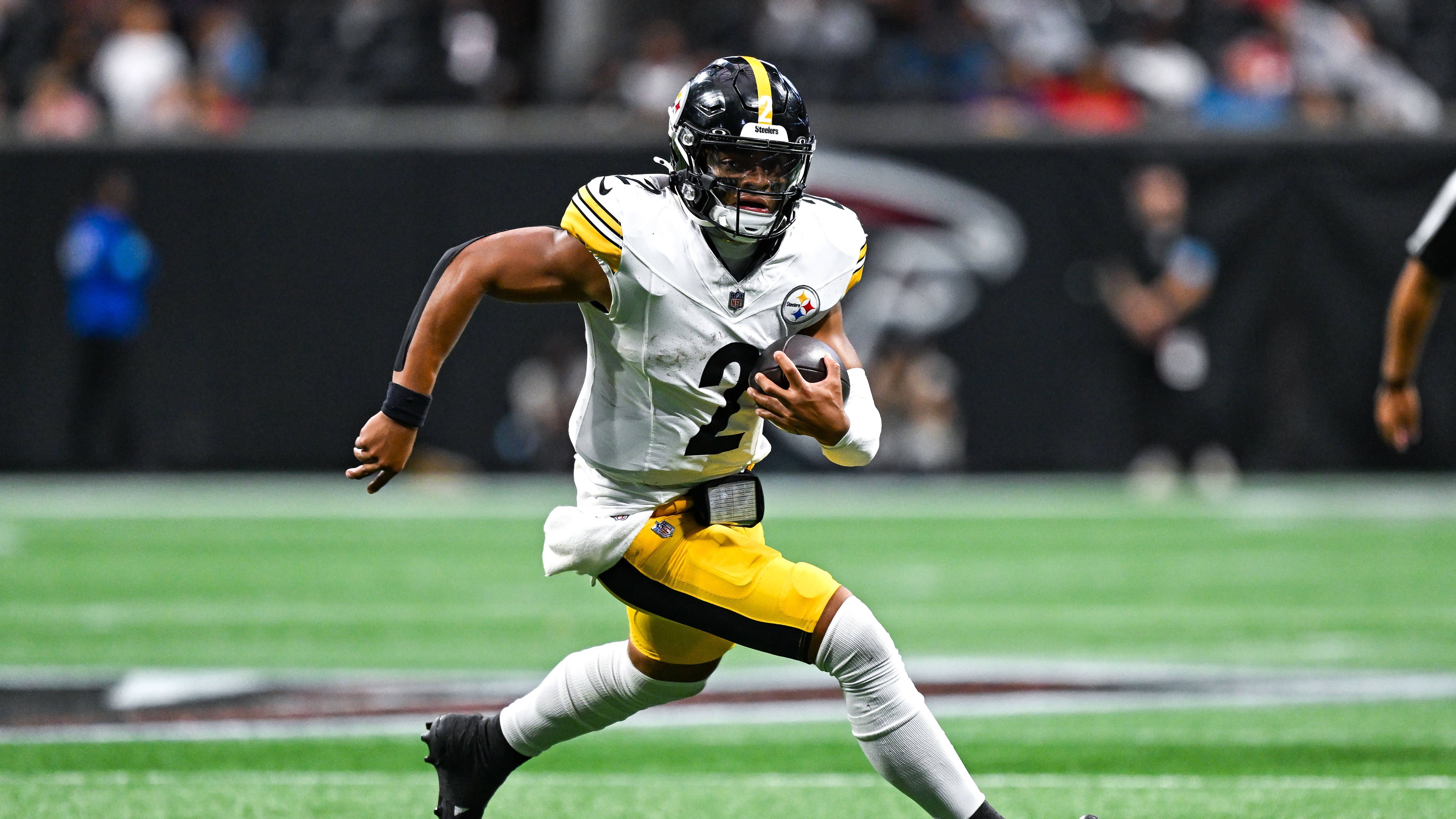 <strong>Platz 19: Justin Fields (Pittsburgh Steelers)</strong><br>Bei den Pittsburgh Steelers feiert Justin Fields einen gelungen Eintand, hat die Starter-Rolle seit Saisonbeginn sicher. Auch, weil er ordentliche - wenn auch nicht spektakuläre - Leistungen zeigt. Als Passer vermeidet er Fehler, entscheidet sich oft für die einfacheren Würfe. Als Läufer kann er immer für Gefahr sorgen.