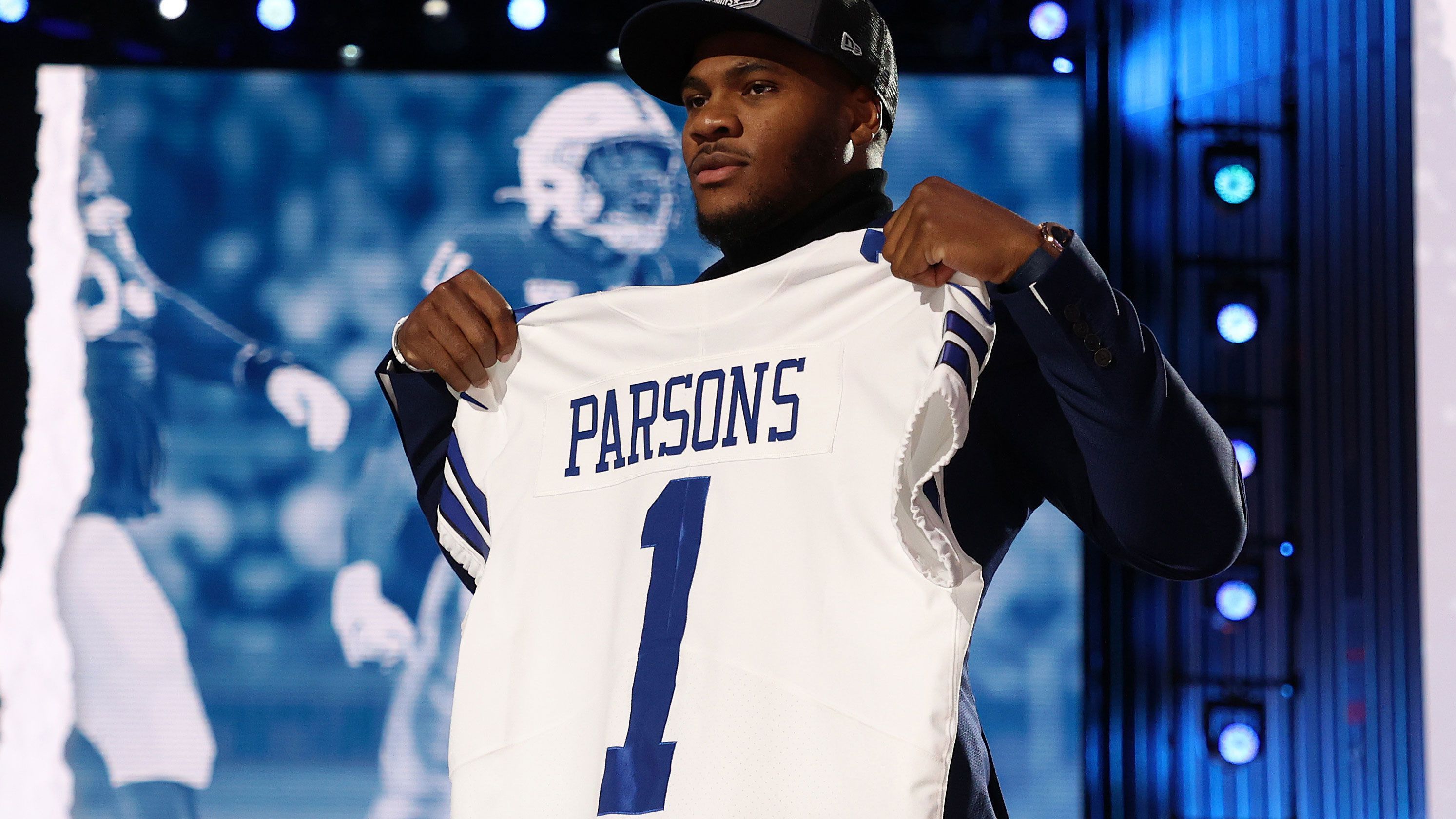 
                <strong>12. Pick - Micah Parsons (Linebacker, Dallas Cowboys)</strong><br>
                &#x2022; <strong>Vertrag unterschrieben: ja</strong> -<br>&#x2022; Signing Bonus: 9.781.667 US-Dollar -<br>&#x2022; Gesamtgehalt: 17.079.792 US-Dollar -<br>
              