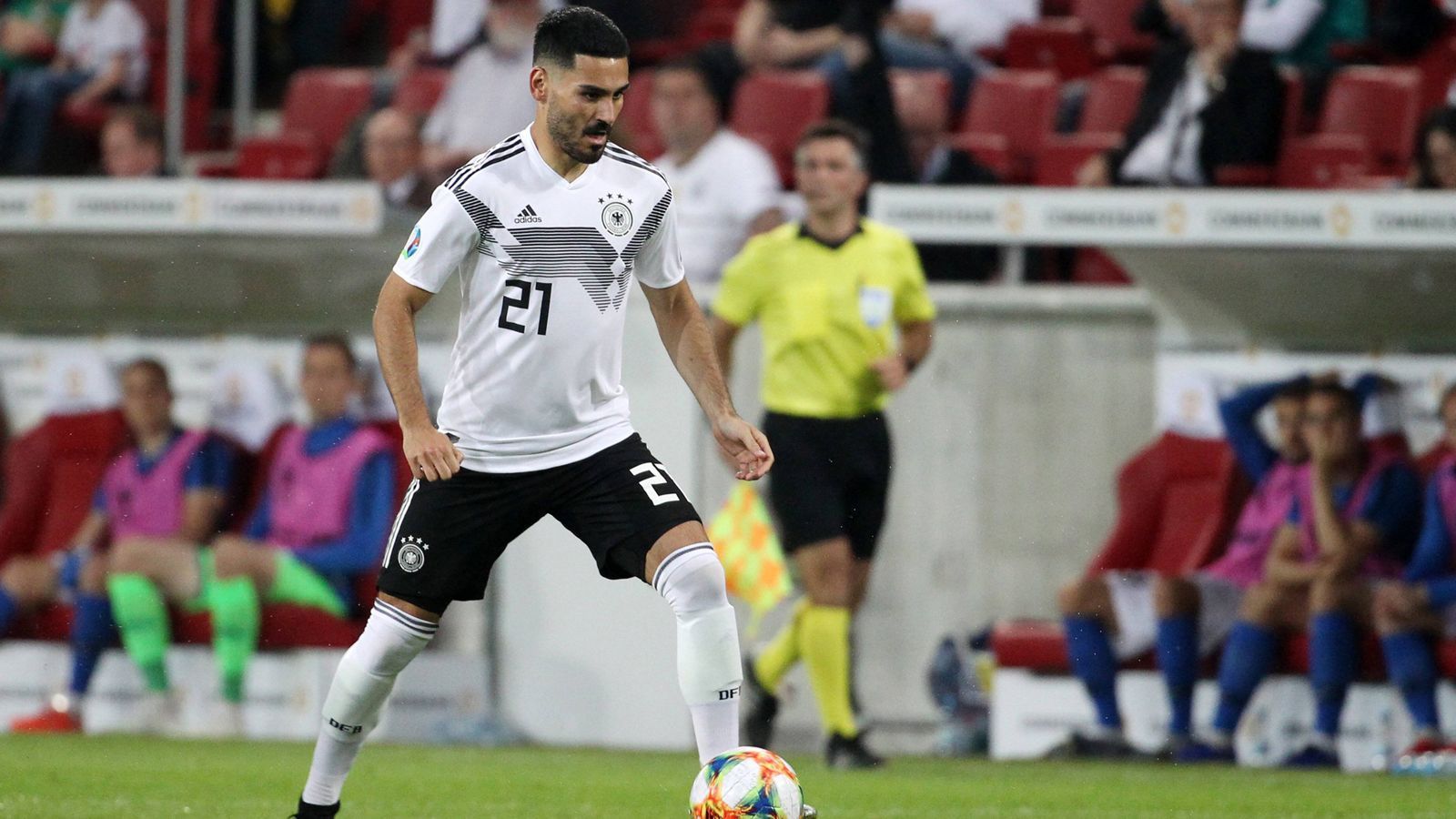 
                <strong>Gewinner: Ilkay Gündogan </strong><br>
                Es ist gerade einmal zwölf Monate her, da war Ilkay Gündogan aufgrund der Erdogan-Fotos für viele Deutsche noch der "Buhmann", wurde von den eigenen Fans sogar ausgepfiffen. Vergangenheit. In den zurückliegenden beiden Länderspielen war Gündogan auf der Doppel-Sechs neben Joshua Kimmich das Herz der deutschen Mannschaft. Mit seiner Übersicht und seiner Passgenauigkeit dirigierte der 28-Jährige das Spiel der DFB-Elf, leitete viele Chancen ein und traf gegen Estland zudem selbst per Elfmeter. In dieser Form ist Gündogan ein wichtiger Bestandteil im Hinblick auf die Europameisterschaft 2020.   
              