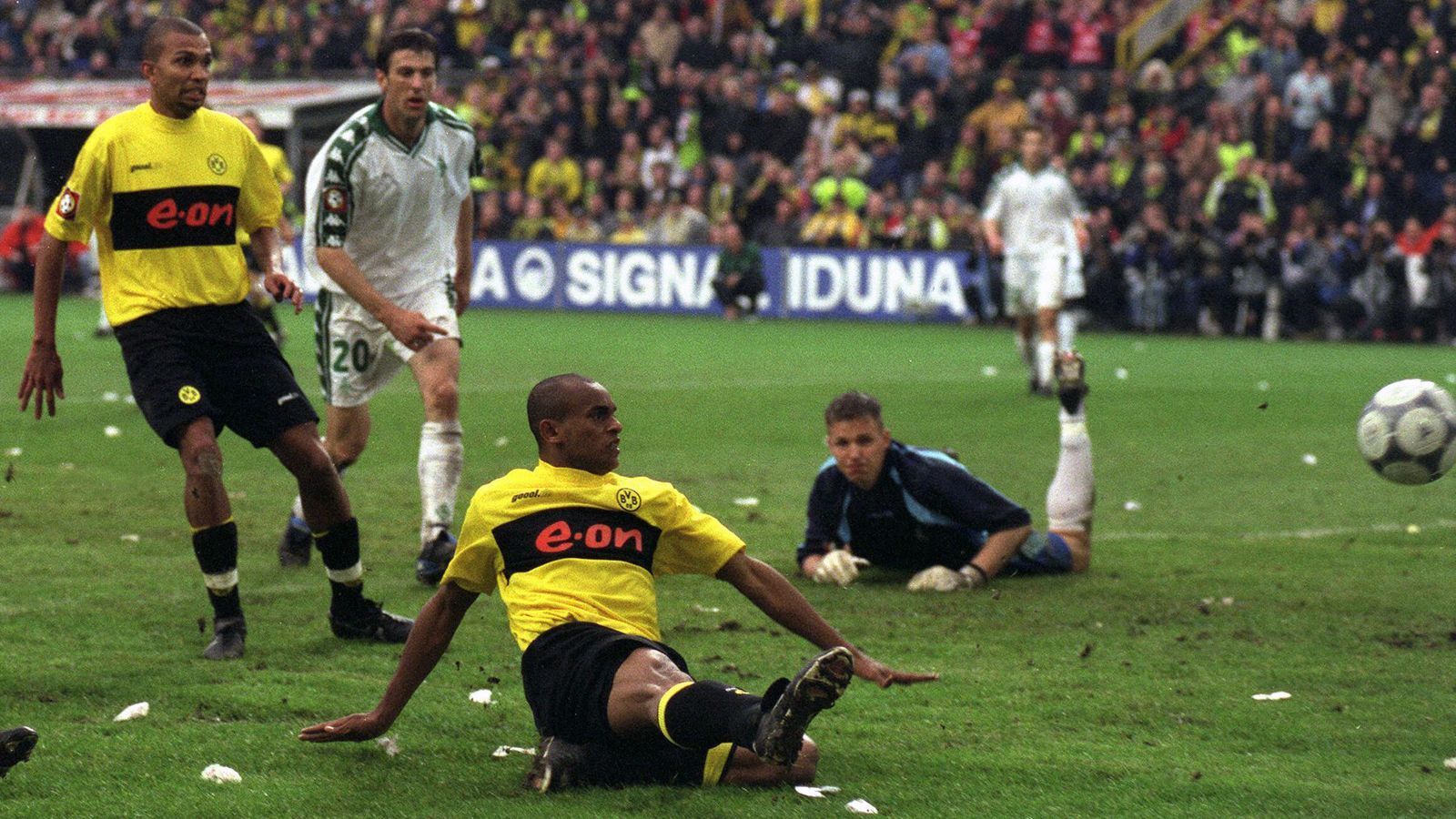 
                <strong>Borussia Dortmund (Saison 2001/02)</strong><br>
                Dortmund mit 67 Punkten, Leverkusen mit 66 Punkten und Bayern mit 65 Punkten - in dieser Konstellation ging es in den 34. Spieltag der Saison 2001/02. Leverkusen hatte mal wieder kurz vor Ende einer Spielzeit die Flatter bekommen, verlor am 33. Spieltag mit 0:1 in Nürnberg und konnte diesen Patzer nicht wieder gutmachen. Am 34. Spieltag gewannen nämlich alle drei Titelanwärter. Der Brasilianer Ewerthon schoss Dortmund in der 74. Minute gegen Bremen zum 2:1-Sieg und damit gleichzeitig zum Meistertitel. So war Leverkusens 2:1-Erfolg gegen Hertha ebenso wirkungslos wie jener der Bayern gegen Rostock (3:2). Besonders bitter für Leverkusen: Die Rheinländer verloren neben dem schon sicher geglaubten Meistertitel auch noch die Endspiele im DFB-Pokal und der Champions League und wurden so endgültig zu "Vizekusen".
              