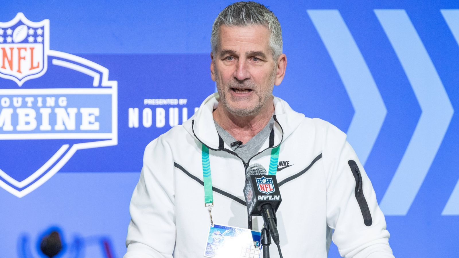 
                <strong>Platz 26: Frank Reich (Carolina Panthers)</strong><br>
                Nach seiner Entlassung bei den Indianapolis Colts steht Frank Reich 2023 für die Carolina Panthers an der Seitenlinie. In fünf Jahren bei den Colts gelang es dem 61-Jährigen nur 2018 mit Andrew Luck als Quarterback ein Playoff-Spiel zu gewinnen. Es war zwar nicht allein Reichs Schuld, dass es in den folgenden Spielzeiten nicht zu mehr reichte - schließlich hatten die Colts seit dem Rücktritt von Luck insgesamt sieben verschiedene Quarterbacks – doch, dass es dort nicht zu mehr Stabilität reichte, muss auch dem Cheftrainer angelastet werden. In Carolina bekommt er eine neue Chance, muss sich dort aber neu beweisen, wenn es für weiter vorne reichen soll.
              