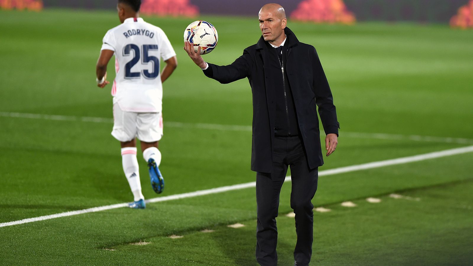 
                <strong>Zinedine Zidane (vereinslos)</strong><br>
                Wie geht es eigentlich auf der Real-Trainerbank weiter? Die Zukunft von Carlo Ancelotti ist keinesfalls gesichert, obwohl der Italiener in Madrid noch einen Vertrag bis 2024 hat. Zuletzt gab es Berichte, dass sein Stuhl wackeln könnte, wenn Real im Halbfinale der Champions League an Manchester City scheitern würde und sich damit nach der Meisterschaft auch die Titelverteidigung in der Königsklasse erledigt hätte. Zudem gibt es Gerüchte um ein mögliches Ancelotti-Engagement als Nationaltrainer Brasiliens. Sollte Ancelotti wirklich gehen bzw. gehen müssen, könnte es Gerüchten zufolge zu einer Rückkehr von Zinedine Zidane kommen. Der Franzose gewann mit Real in seiner ersten Amtszeit als Trainer drei Mal in Folge die Champions League, seine zweite Amtszeit nach knapp einem Jahr abseits der "Königlichen" bis Anfang 2019 endete im Sommer 2021. Die Gespräche zwischen Real und "Zizou" sollen bereits laufen. 
              