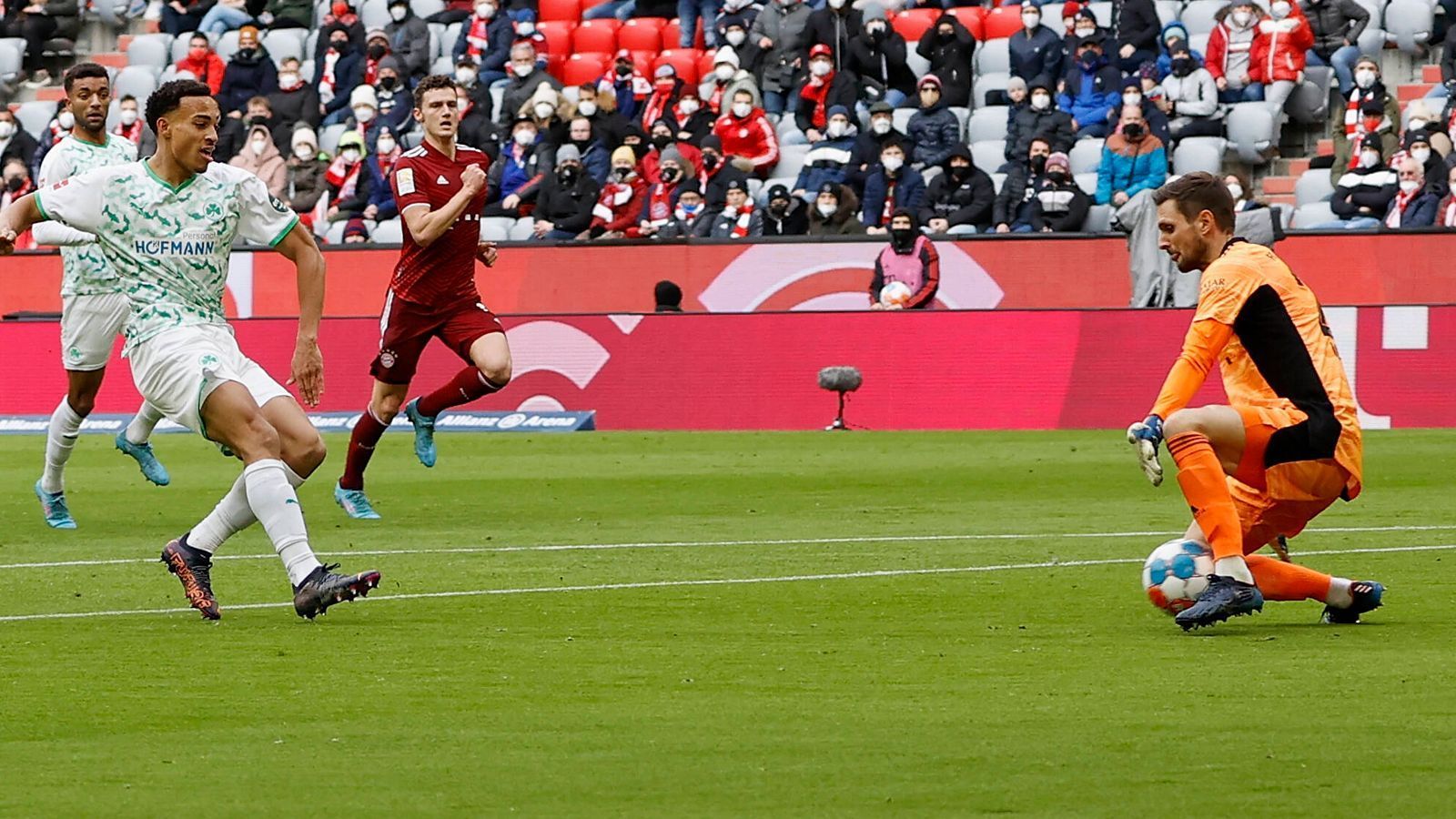
                <strong>Sven Ulreich</strong><br>
                Der Neuer-Vertreter parierte nach elf Minuten stark gegen Leweling, auch wenn die Aktion abgepfiffen wurde. War beim 0:1 chancenlos, da der Ball abgefälscht war. Streckte sich in der zweiten Hälfte zweimal vergeblich, doch der Pfosten rettete jeweils. ran-Note: 3
              