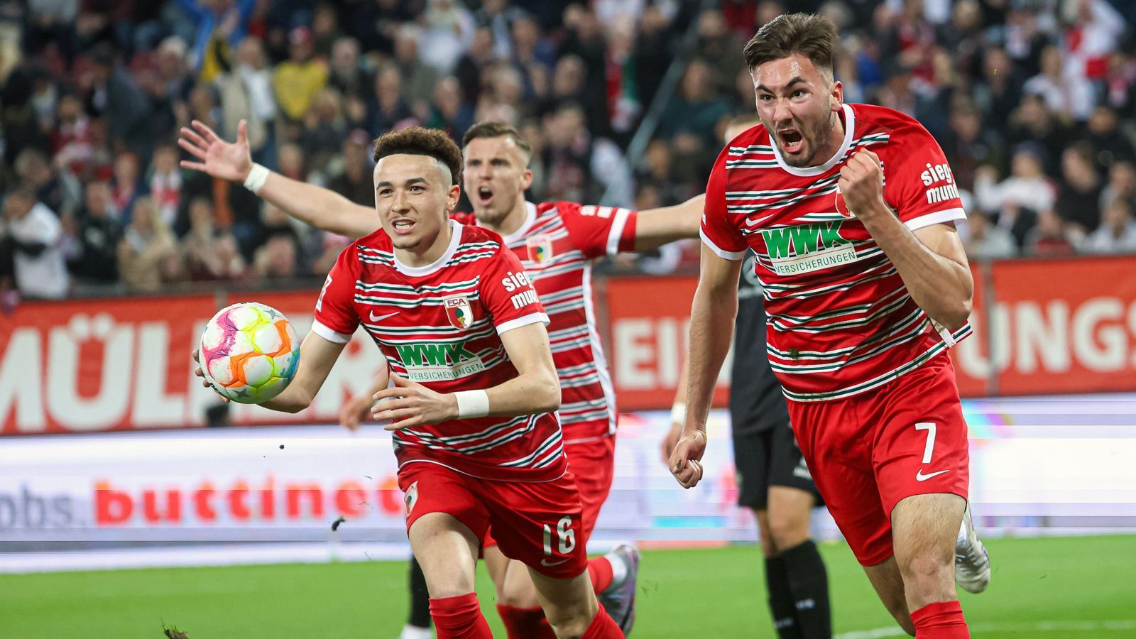 
                <strong>Dion Drena Beljo (Kroatien/FC Augsburg)</strong><br>
                Die kroatische U21-Nationalmannschaft setzt bei der EM-Endrunde gleich auf fünf Spieler aus der Bundesliga. Einer von ihnen ist Augsburgs Stürmer Dion Drena Beljo. Der 1,95-Meter-Hüne wechselte erst Anfang 2023 zu den Fuggerstädtern und hatte mit jeweils drei Toren und drei Vorlagen schon einen ordentlichen Anteil am Liga-Verbleib der Augsburger. Nun ruhen nicht zuletzt auf Stürmer Beljo Kroatiens Hoffnungen bei der U21-EM-Endrunde. In den Quali-Playoffs gegen Dänemark erzielte der 21-Jährige das zwischenzeitliche 2:0 im Hinspiel. Im Rückspiel setzten sich die Kroaten im Elfmeterschießen durch. 
              