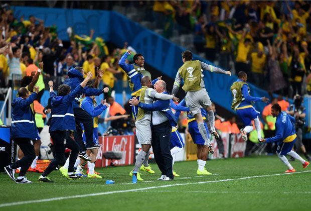 
                <strong>Brasilien vs. Kroatien (3:1) - Die brasilianische Bank feiert</strong><br>
                Auf der brasilianischen Bank hält es niemand auf den Sitzen. Den Akteuren fällt eine große Last von den Schultern, nachdem sie das Spiel doch noch in einen Erfolg ummünzen konnten.
              