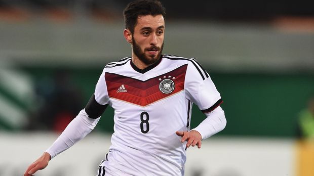 
                <strong>Yunus Malli</strong><br>
                Yunus Malli: Der Mainzer Mittelfeldspieler durchlief ab der U17 alle deutschen U-Nationalmannschaften. Im Jahr 2015 hatte er sogar noch einen Einsatz für Deutschland bei der U21-Europameisterschaft. Am 13.11.15 debütierte der 23-Jährige jedoch für die türkische A-Nationalmannschaft.
              