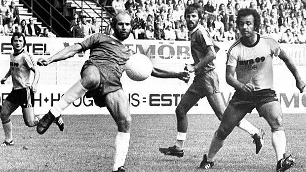 
                <strong>Erwin Kostedde (Borussia Dortmund)</strong><br>
                Ein halbes Dutzend Tore steuert Erwin Kostedde (r.) 1976/1977 beim 10:0 von Borussia Dortmund über den FC Concordia Haaren bei. Für die sechs Treffer benötigt der dreimalige Nationalspieler gerade Mal 47 Minuten.
              