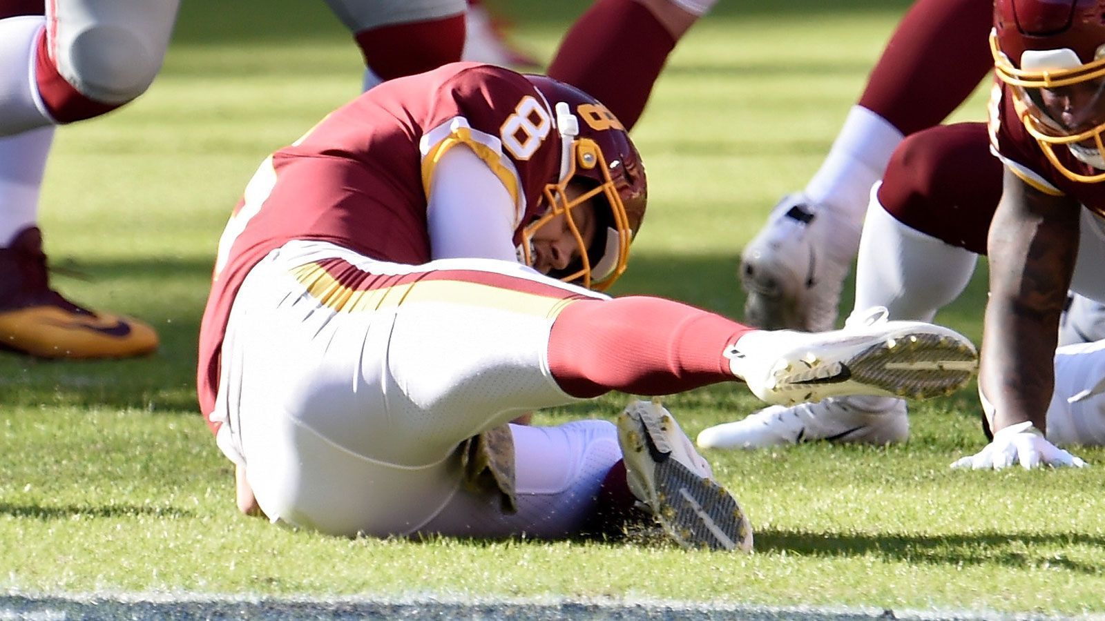 
                <strong>Kyle Allen (Washington Football Team)</strong><br>
                Nach seiner schweren Knöchelverletzung im Division-Duell von Week 9 gegen die New York Giants (20:23) wird Kyle Allen in dieser Saison nicht mehr auf den Rasen zurückkehren. Der Quarterback des Washington Football Team, der nach dem Hit von Jabrill Peppers auch eine leichte Fraktur davongetragen haben soll, muss sich operieren lassen. Via Social Media bedankte er sich bereits für "die überwältigende Liebe und die Unterstützung" und drückte seine Vorfreude auf sein zweites Jahr beim Hauptstadt-Team aus. Für ihn übernimmt der erst von einer extrem schweren Beinverletzung genesene Alex Smith die Rolle als Playmaker.
              