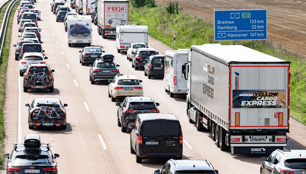 Wer an den nächsten Wochenenden aus dem Urlaub mit dem Auto zurückfährt, sollte sich auf eine längere Fahrt einstellen.