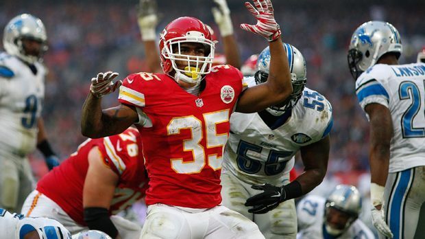 
                <strong>Charcandrick West (Kansas City Chiefs)</strong><br>
                Charcandrick West, Running Back (Kansas City Chiefs): Wenn man in die Fußstapfen von Jamaal Charles tritt, hat man es immer schwer. Dass der Running Back nach dem verletzungsbedingten Aus des Superstars die Chiefs auf dem Rücken trägt, ist schon überraschend. Schließlich bestreitet der 24-Jährige seine erste NFL-Saison, hat am 4. Spieltag seinen ersten Einsatz. Seither kommt der Running Back auf 107 Läufe bei 408 Yards und drei Touchdowns.
              