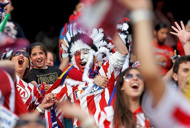 
                <strong>Champions-League-Finale: Real Madrid vs. Atletico Madrid</strong><br>
                Ausnahmezustand: Im Atletico-Block hält es keinen Fan nach dem Godin-Tor mehr auf den Sitzen.
              