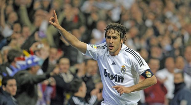 
                <strong>Platz 4: Raul (Real Madrid) - 15 Tore im Clasico</strong><br>
                Primera Division: 11Spanischer Supercup: 3Europapokal: 1
              