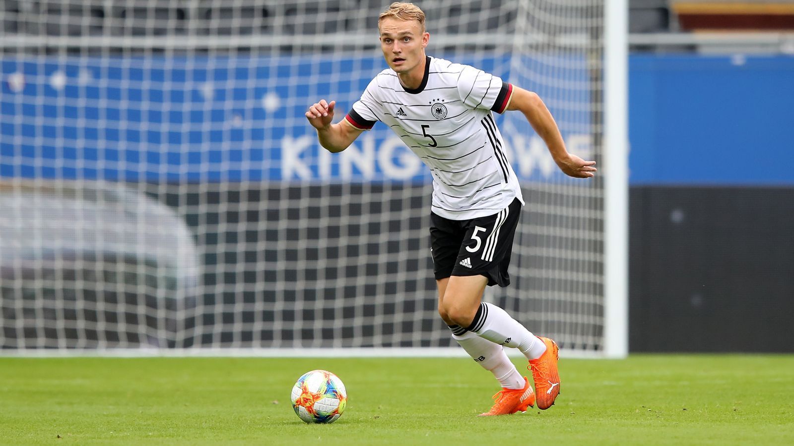 
                <strong>Innenverteidiger: Amos Pieper</strong><br>
                Die Innenverteidigung ist in Stein gemeißelt: Amos Pieper ist nach seiner Bomben-Saison als Stammspieler bei Arminia Bielefeld sowie seinen guten Auftritten in den Gruppenspielen ebenso gesetzt wie ...
              