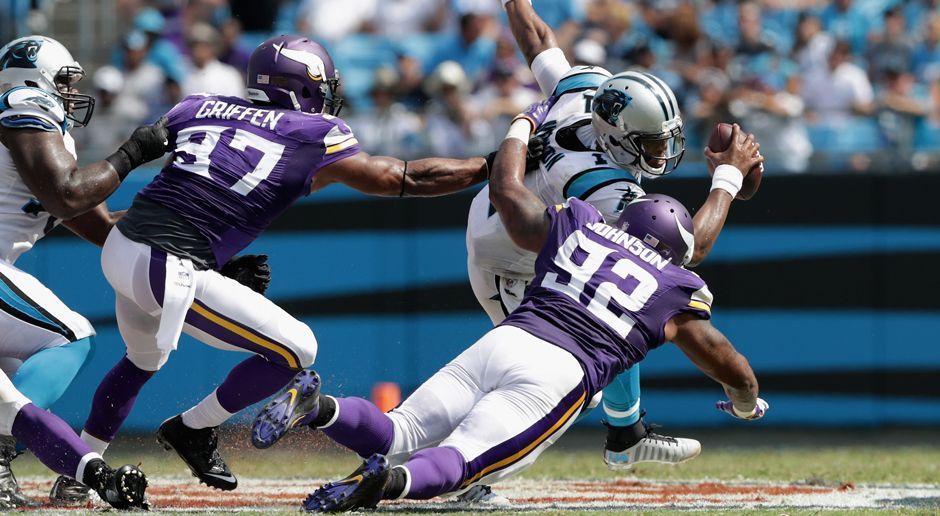 
                <strong>NFL: Gewinner und Verlierer von Week 3</strong><br>
                Vikings-Defense  (Gewinner): Teddy Bridgewater verletzt, Adrian Peterson verletzt, und dann auch noch ein Auswärtsspiel gegen Cam Newton und seine Carolina Panthers. Doch die Minnesota Vikings machten aus der offensiven Not eine Tugend, glänzten vor allem defensiv und nahmen sich Newton mit gleich acht Sacks so richtig zur Brust – einmal sogar für eine Safety. Schlecht für die Panthers-Offense: Die kam in den letzten sieben Heimspielen auf durchschnittlich 40,4 Punkte – gegen die Vikings gelangen ihnen gerade einmal zehn.
              