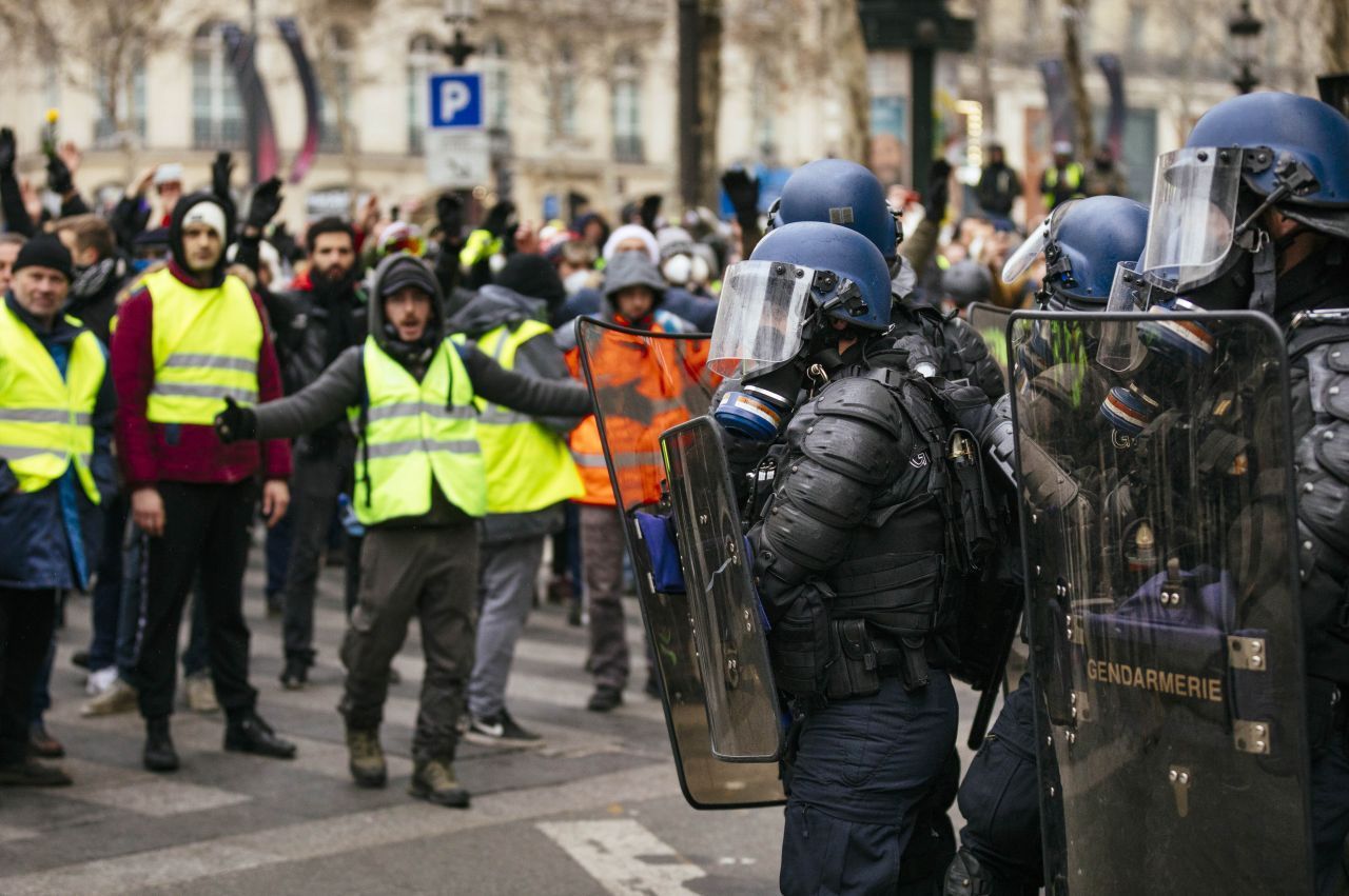 Macrons erste Amtszeit war von Höhen und Tiefen geprägt. Während den „Gelbwesten“-Protesten gingen im ganzen Land ab 2018 Menschen auf die Straße, um gegen die Erhöhung der Kraftstoff-Steuer und weitere Forderungen zu protestieren. Es kam zu vielen Krawallen und Verwüstungen. 