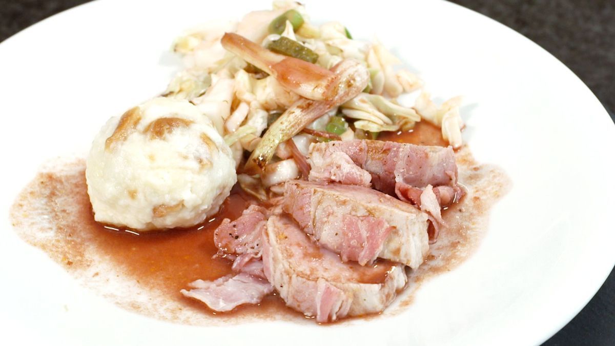 Krustenbraten mit Brezelknödel und Krautsalat