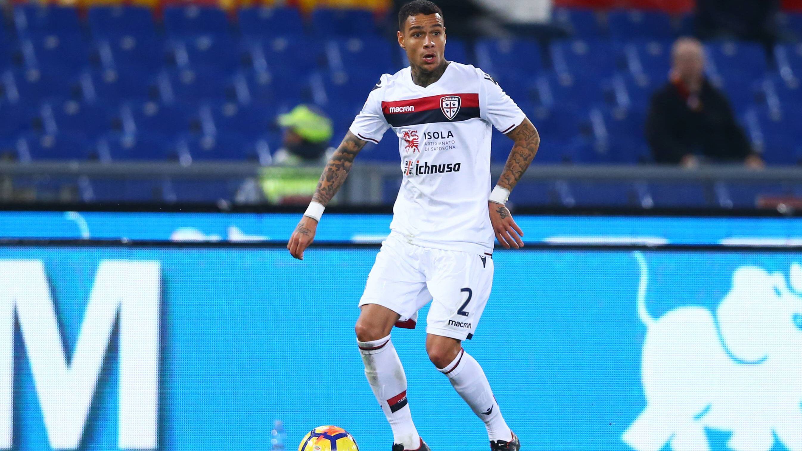 
                <strong>Calagari Calcio </strong><br>
                Van der Wiel flüchtete nach Italien, doch auch in der Serie A konnte der Verteidiger nicht an seine Bestzeiten aus Amsterdam anknüpfen. Für Cagliari bestritt er sogar nur sechs Pflichtspieleinsätze und zog nach nur einer halben Saison weiter nach Kanada zum FC Toronto.
              