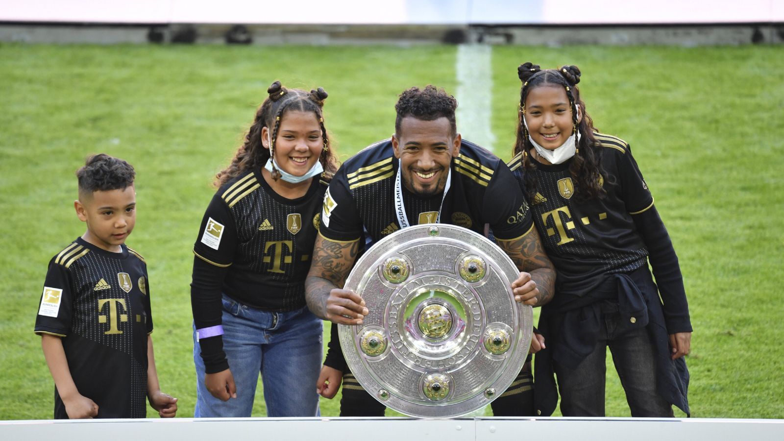 
                <strong>Inter, Real und Co.: Diese Klubs kommen für Jerome Boateng in Frage</strong><br>
                Die Zeit von Jerome Boateng beim FC Bayern München ist abgelaufen. 2011 kam der gebürtige Berliner von Manchester City zum FCB und sammelte insgesamt 25 Titel im Dress der Bayern. Sein Vertrag wird jedoch nicht verlängert, sein neuer Klub steht noch nicht fest und zuletzt wurde es ruhig in der Gerüchteküche. ran.de hat sieben potentielle nächste Stationen für den Weltmeister von 2014 zusammengestellt.
              