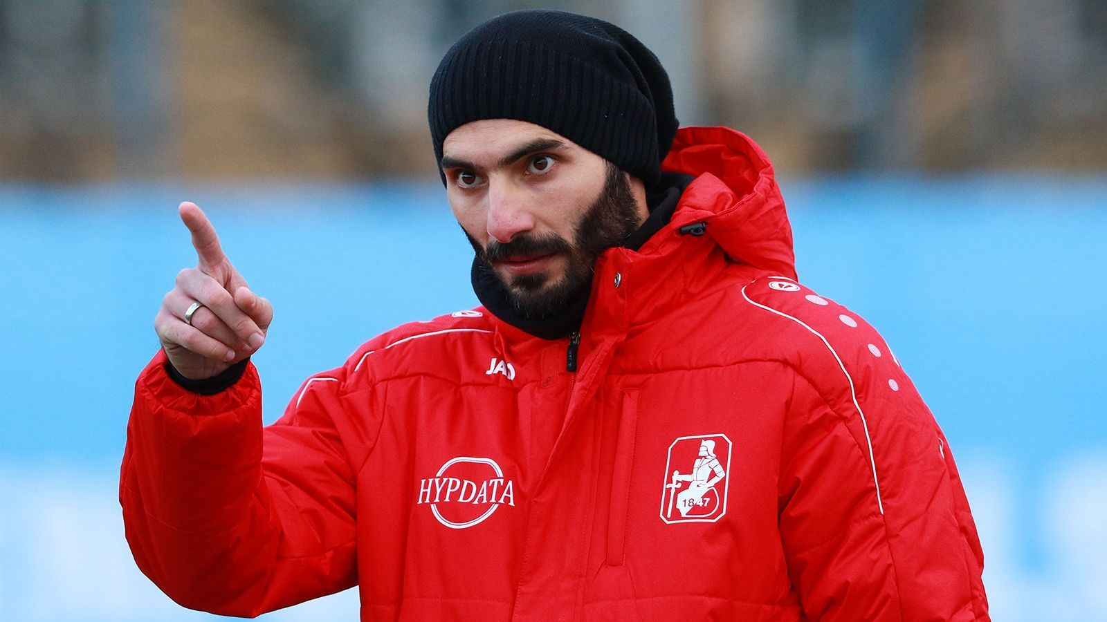 
                <strong>Halil Altintop wird neuer U16-Co-Trainer</strong><br>
                Eigentlich schaffte es nur sein Bruder Hamit zu den Bayern, doch jetzt streift sich auch Halil Altintop nochmal die rote Trainingsjacke über. Der 37-Jährige übernimmt die U16 der Bayern als Co-Trainer unter Coach Alexander Moj. Altintop, der in seiner aktiven Karriere unter anderem für Schalke 04, den 1. FC Kaiserslautern und den FC Augsburg spielte, war zuletzt als Trainer der Herrenmannschaft von Schwaben Augsburg aktiv. Zwischen November 2018 und April 2019 verpflichtete ihn Markus Weinzierl einst als Trainer-Experten für Standardsituationen. Nun gibt der ehemalige Stürmer die Anweisungen am Bayern-Campus.
              