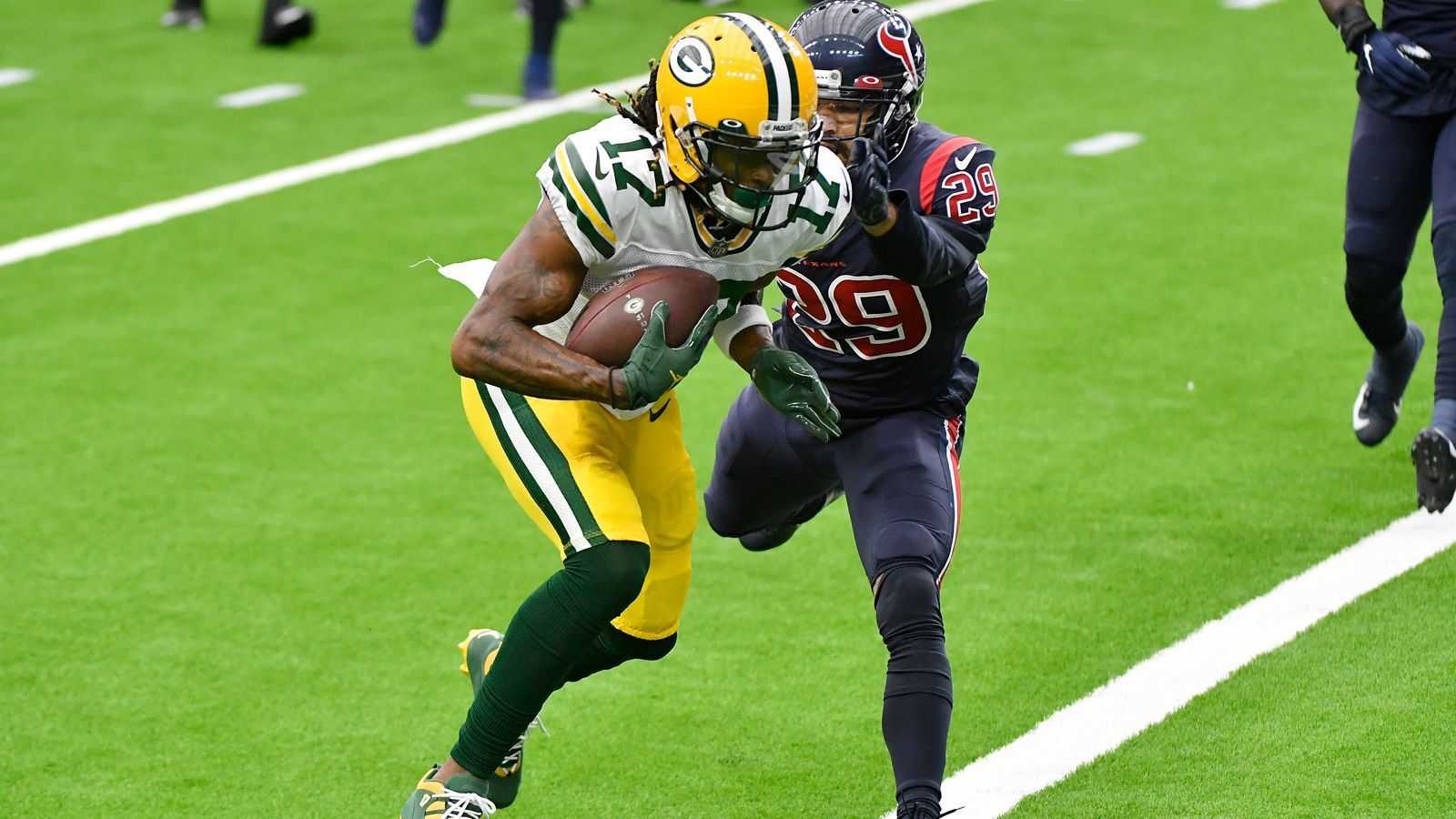 
                <strong>Gewinner: Davante Adams</strong><br>
                Nachdem Davante Adams' Comeback gegen die Tampa Bay Buccaneers noch ordentlich in die Hose ging, hat der Star-Receiver gegen die Houston Texans jeglichen Rost abgeschüttelt. Adams machte mit der Texans-Secondary was er wollte, Houston versuchte den Receiver regelmäßig in eins gegen eins Situationen zu verteidigen - und scheiterte gnadenlos. Am Ende des Tages stellte Adams mit 196 Receiving-Yards eine persönliche Bestmarke auf. Zudem fing er 13 Bälle und erzielte zwei Touchdowns. 
              