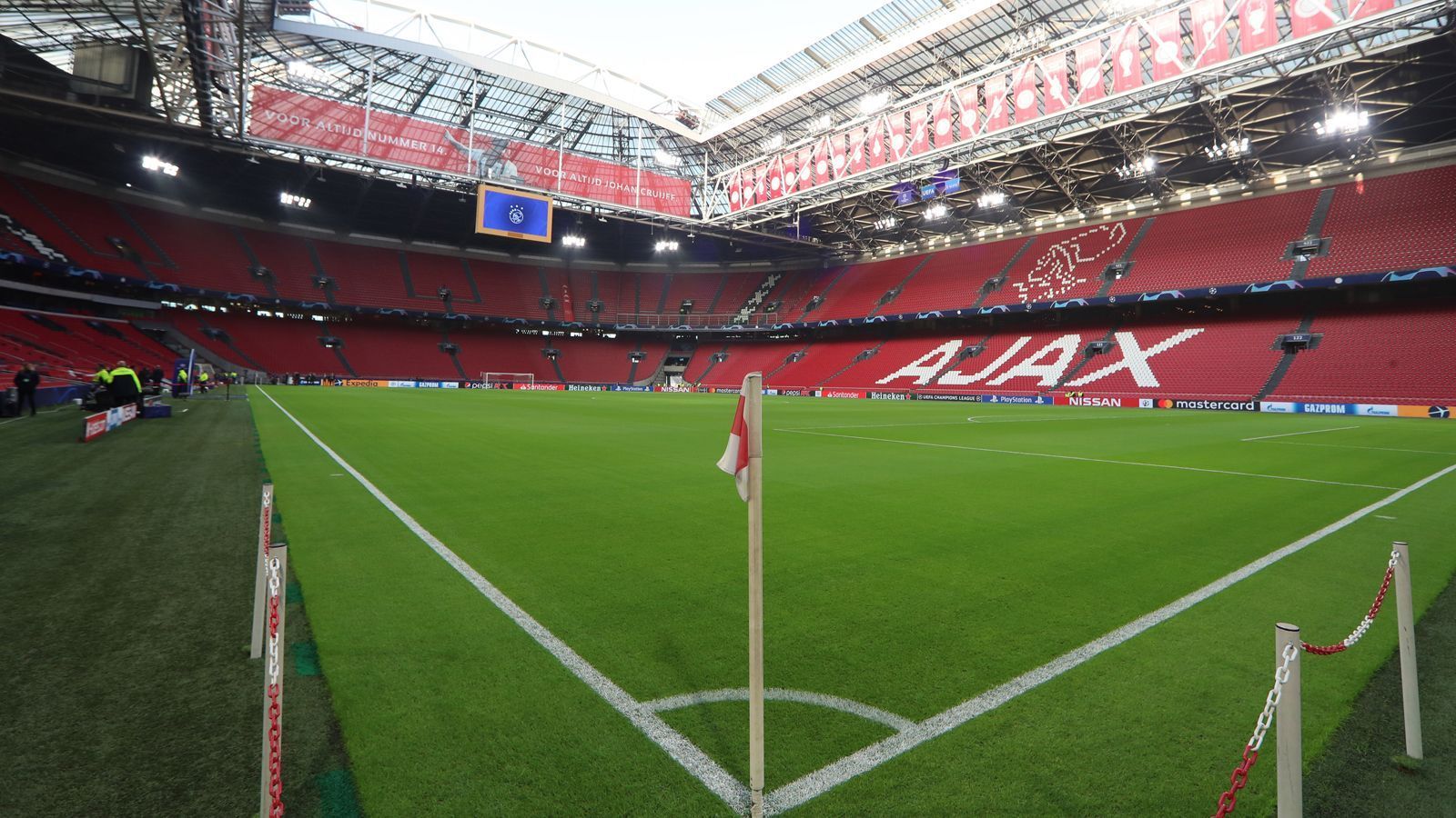 
                <strong>Amsterdam - Johann-Cruyff-Arena</strong><br>
                &#x2022; Kapazität: 54.000 - <br>&#x2022; Auslastung: ca. 33 Prozent (rund 16.000) - Kapazität könnte noch ansteigen<br>
              
