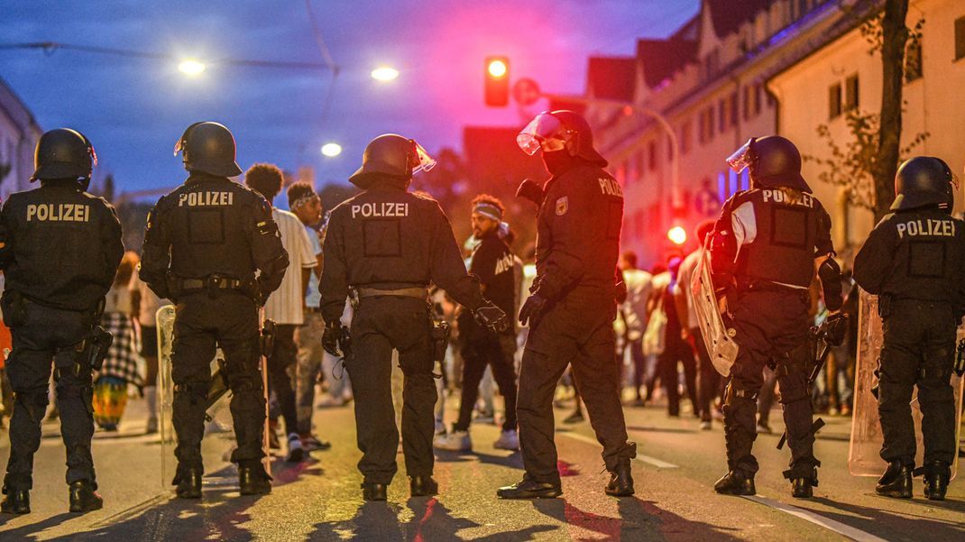 16. September 2023, Stuttgart: Eine Menschengruppe wird nach Ausschreitungen bei einer Eritrea-Veranstaltung von Polizeikräften eingekesselt. 