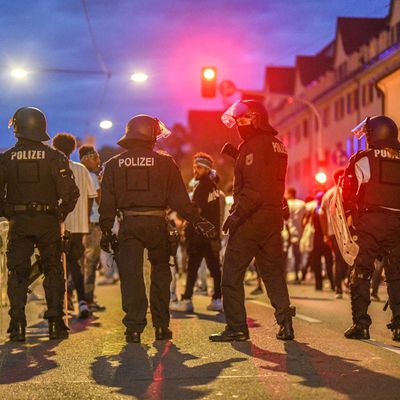 16. September 2023, Stuttgart: Eine Menschengruppe wird nach Ausschreitungen bei einer Eritrea-Veranstaltung von Polizeikräften eingekesselt. 