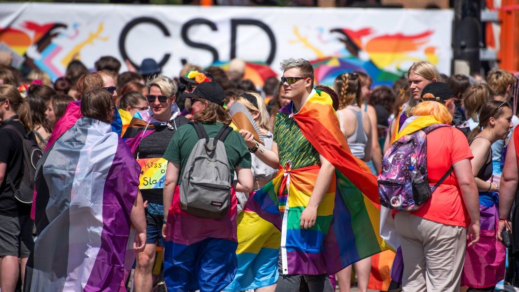 Bunt und gemischt feiern Tausende den Christopher Street Day.