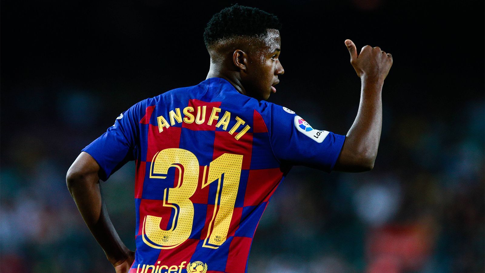 
                <strong>Fati überzeugt in UEFA Youth League</strong><br>
                In Barcelonas legendärer Jugendakademie La Masia durchlief Ansu Fati alle Altersklassen und bewies dabei nachhaltig seine Qualität. In der UEFA Youth League erzielte der Rechtsfuß in der vergangenen Saison in neuen Spielen vier Tore und gab drei Assists. Seine angestammte Position ist auf der linken Außenbahn, Fati kam in der Vorsaison aber auch im Sturmzentrum zum Einsatz. 
              