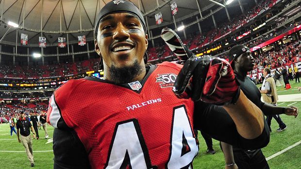 
                <strong>Pick 8: Vic Beasley</strong><br>
                Pick 8: Vic Beasley, DE (Atlanta Falcons): Von ihm hatten sich die Falcons mehr versprochen. Zwar stellt der Defensive End mit vier Sacks einen neuen Klubrekord für Rookies auf, bleibt aber hinter dem selbst gesetzten Ziel eines zweistelligen Ergebnisses deutlich zurück. Eine Schulterverletzung - zugezogen in der Vorbereitung - will er selbst nicht als Ausrede gelten lassen.
              