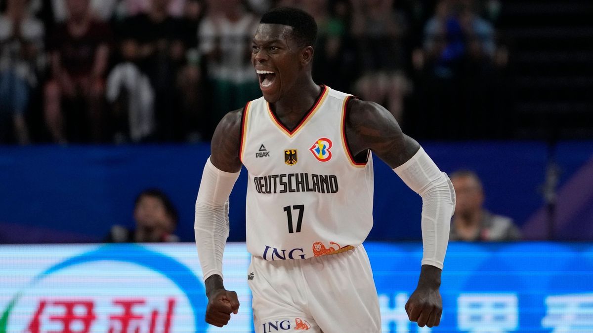 Deutschlands Guard Dennis Schröder reagiert nach einem 3-Punkte-Wurf.