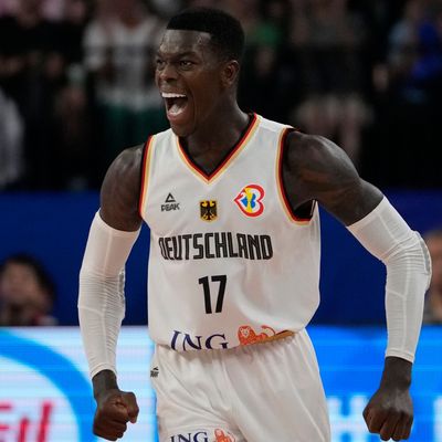 Deutschlands Guard Dennis Schröder reagiert nach einem 3-Punkte-Wurf.