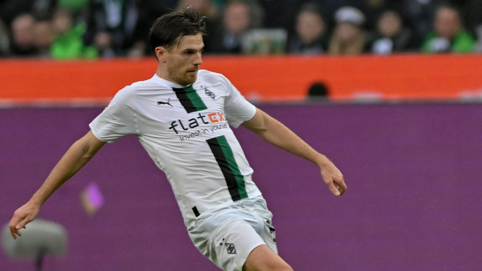 
                <strong>Jonas Hofmann (Borussia Mönchengladbach)</strong><br>
                Erst etwas behäbig, dann immer lauf- und spielfreudiger, mit guten Aktionen. Lässt bei Kontern aber auch zu viel liegen, mit seinen Nebenleuten wird der sich bietende Platz in Hälfte eins zu selten effektiv ausgenutzt. Stark aber, wie er in der 55. Minute einen Angriff beherzt einleitet, auf Plea passt und dessen Rückgabe zum 2:1 selbst vollstreckt. Danach laufen viele der Angriffe über ihn, er kann die Möglichkeiten gegen nachlassende Bayern immer besser nutzen. Eine seiner Vorlagen vollstreckt Thuram in der 84. Minute zur Vorentscheidung. ran-Note: 1
              