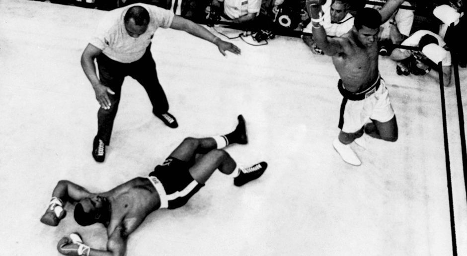 
                <strong>Cassius Clay - Sonny Liston</strong><br>
                25. Mai 1965 in Lewiston: Ali - Sonny Liston (WBC-Titelverteidigung, K.o.-Sieg 1. Runde): Der Kampf fand ein halbes Jahr später statt als geplant. Ali, der mittlerweile den Namen Clay abgelegt hat, musste zunächst einen Leistenbruch auskurieren. Dafür war der Fight umso schneller beendet.
              