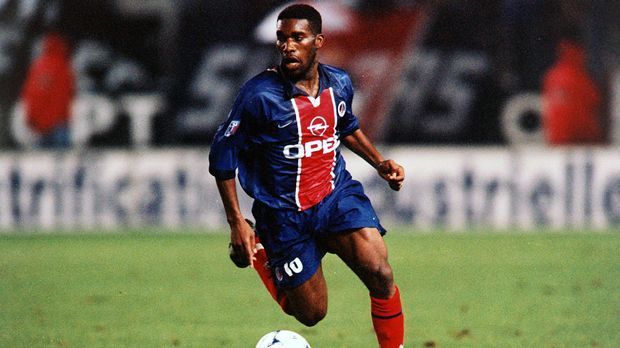 
                <strong>Jay-Jay Okocha</strong><br>
                Von 1998 bis 2002 verzückte der ehemalige Bundesliga-Star Jay-Jay Okocha die Fans in Paris. Der Ex-Frankfurter bestach auch in Frankreich durch seine unwiderstehlichen Dribblings und Tore, die einst schon Oliver Kahn zur Verzweiflung brachten. Zu Okochas Spielweise passte natürlich seine Nummer 10. Nach seiner Zeit in Paris hatte der Nigerianer weitere, namhafte Stationen wie Bolton oder Hull City. Bis heute ist der Olympiasieger von 1996 einer der Fanlieblinge des PSG-Anhangs.
              