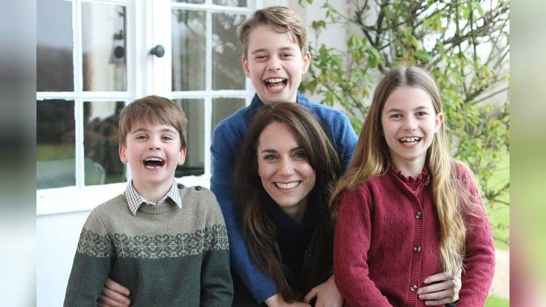 Das zurückgezogene Foto von Prinzessin Kate mit ihren Kindern Louis (links), George und Charlotte.