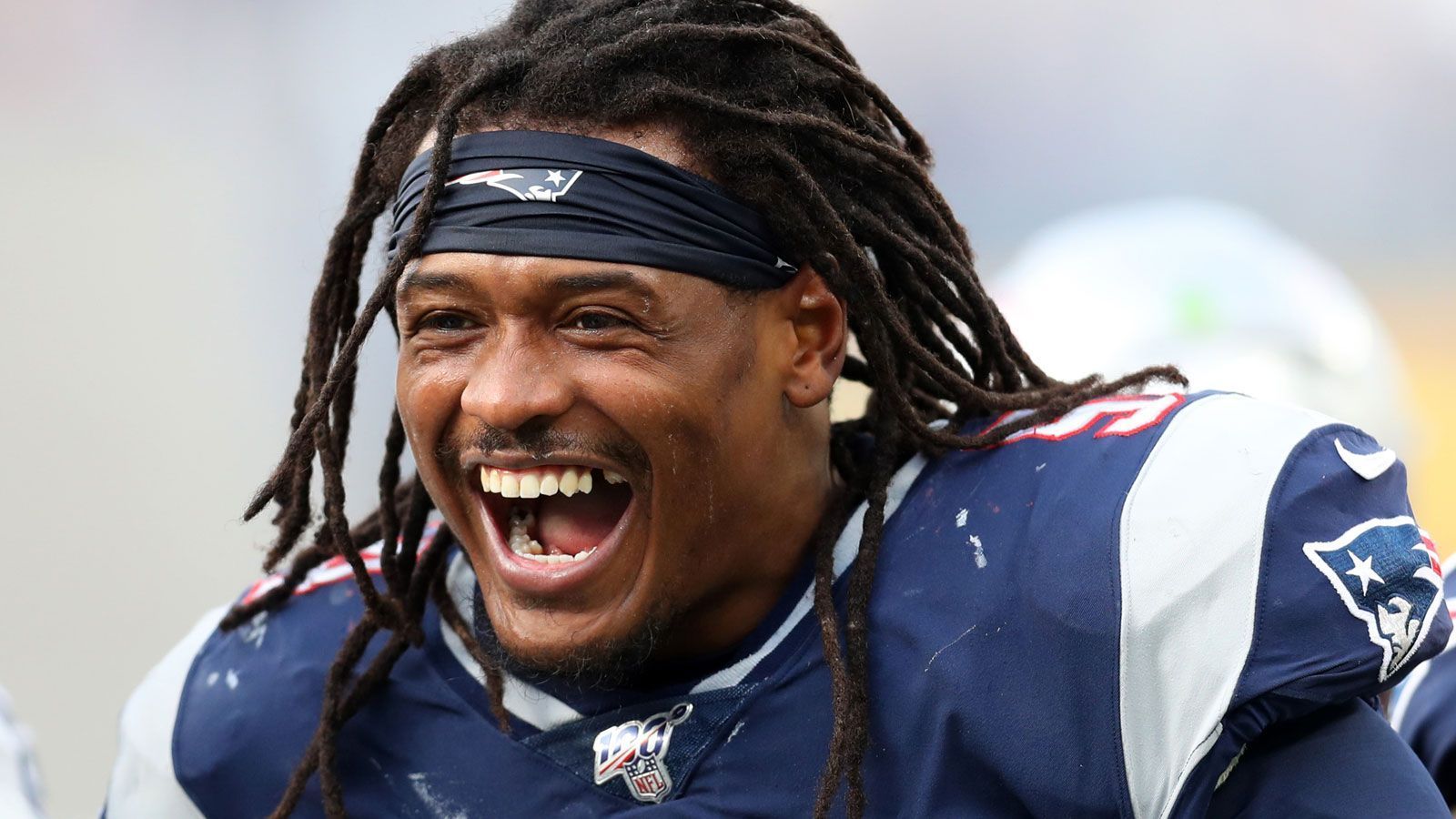 
                <strong>Dont'a Hightower (New England Patriots)</strong><br>
                Die New England Patriots befinden sich nach dem Abschied von Tom Brady und weiteren Stützen im Rebuild-Modus. Da ist die Erfahrung von Dont'a Hightower Gold wert. Wie lange die Franchise aus Foxborough darauf aber noch bauen kann, ist fraglich. Denn der mit 35,5 Millionen US-Dollar dotierte Vierjahresvertrag des Linebacker endet 2021. Wie wichtig er noch immer für das Team sein kann, bewies der First Rounder des Draft 2012 mit 80 Tackles, 5,5 Sacks und vier verteidigten Pässen in 16 Einsätzen.
              